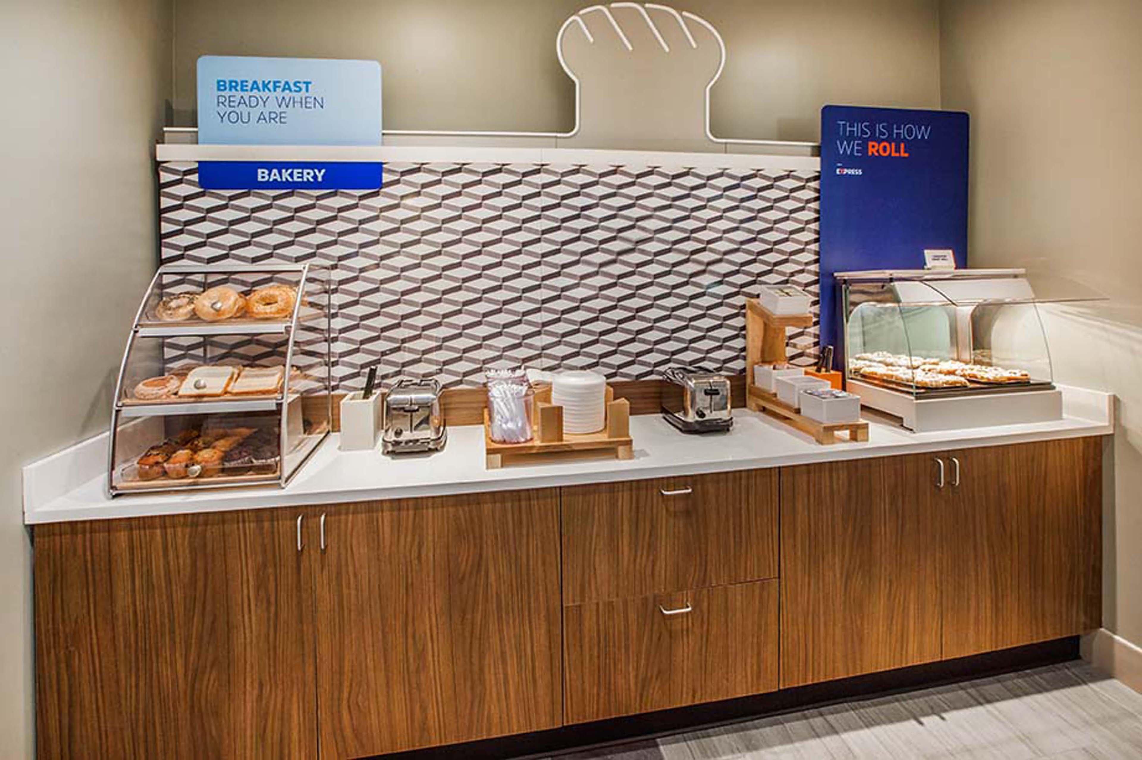Holiday Inn Express & Suites Atlanta Perimeter Mall Hotel By Ihg Sandy Springs Extérieur photo